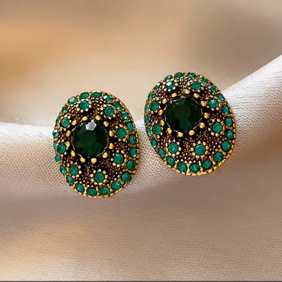 Jewelry - Vintage Green Crystal Stud Earrings Gold Tone Minimal Chic